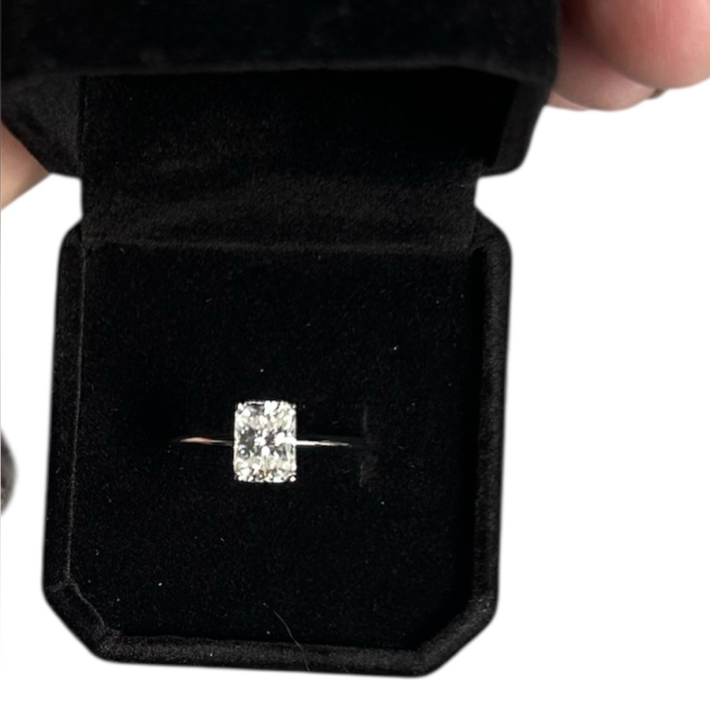 New GRA Certified Brilliant Cut Moissanite Diamond Ring, 2 carats. - Picture 7 of 7